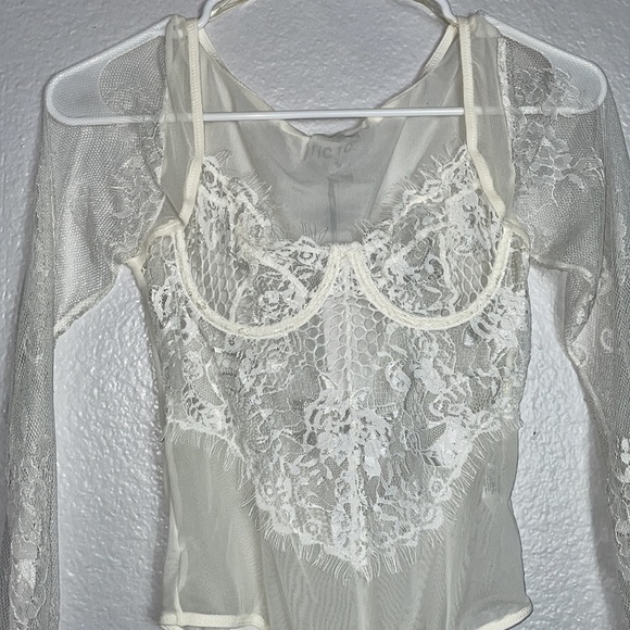 WhiteLace Long sleeve Bodysuit - Picture 2 of 4